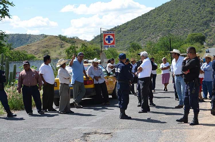 Deja 22 heridos desalojo de presidencia en Xayacatlán