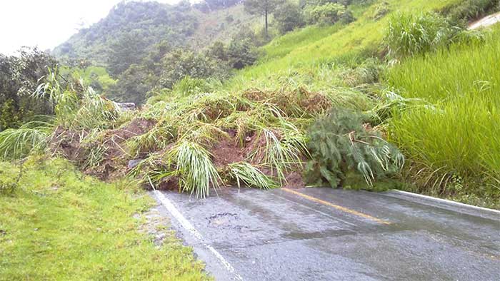 Lluvia complica reapertura de carretera en Cuetzalan