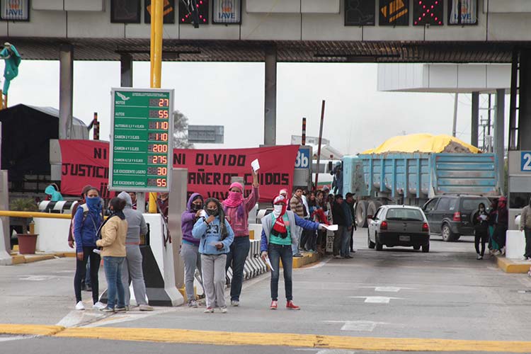 Normalistas toman caseta de Amozoc por caso Ayotzinapa