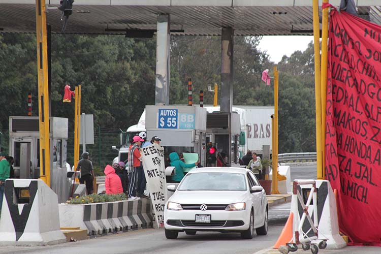 Normalistas toman caseta de Amozoc por caso Ayotzinapa