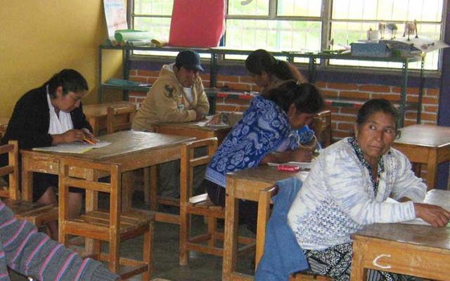 Analfabetismo afecta a 1 de cada 4 indígenas en Puebla