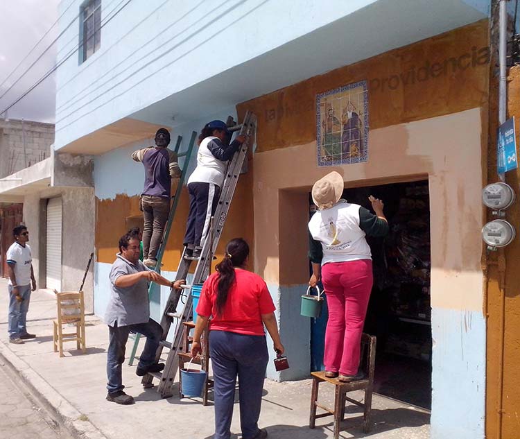 Pintan fachadas en Tepeaca con técnica rústica