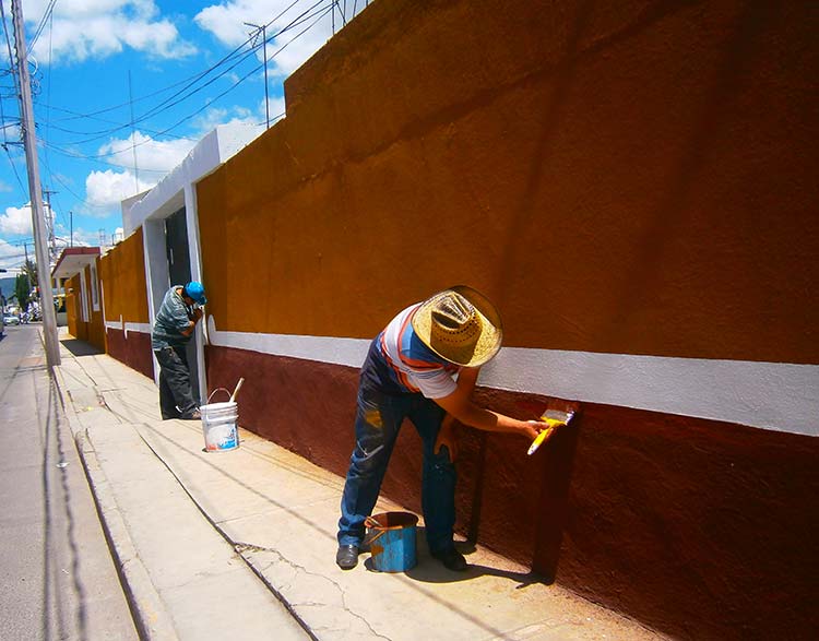 Pintan fachadas en Tepeaca con técnica rústica