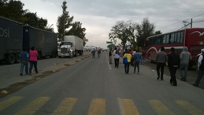 Juntas Auxiliares bloquean de nuevo la autopista y la federal Atlixco