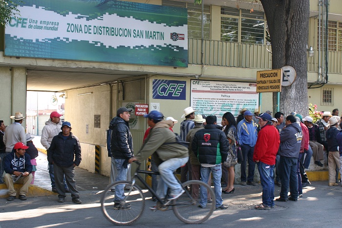 Protestan campesinos ante CFE de Texmelucan por altas tarifas de energía