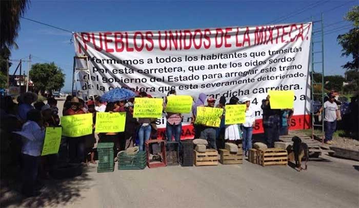 Pobladores de Casa Blanca bloquean carretera Izúcar-Atencingo
