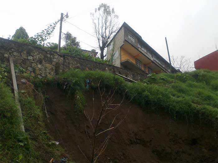 A punto del colapso calle y muro de contención en Huauchinango