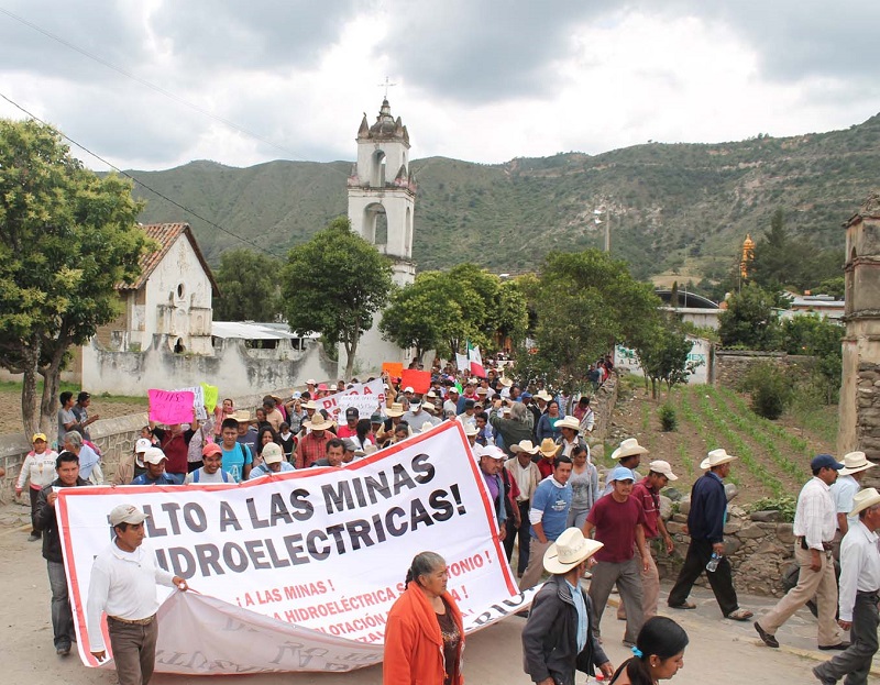 Comuneros de Ixtacamaxtitlán cierran caminos a Almaden Minerals