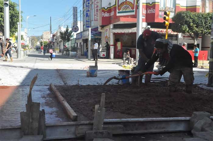 En Tehuacán, avanza concreto hidráulico en la calle 3 Oriente y Morelos