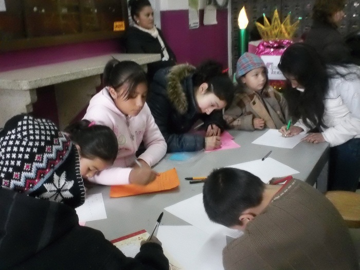 Taller para enseñar a los pequeños como escribir la carta a Los Reyes Magos