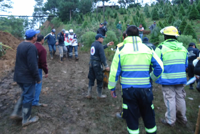 Dos muertos y un desaparecido por alud en Tlatlauquitepec