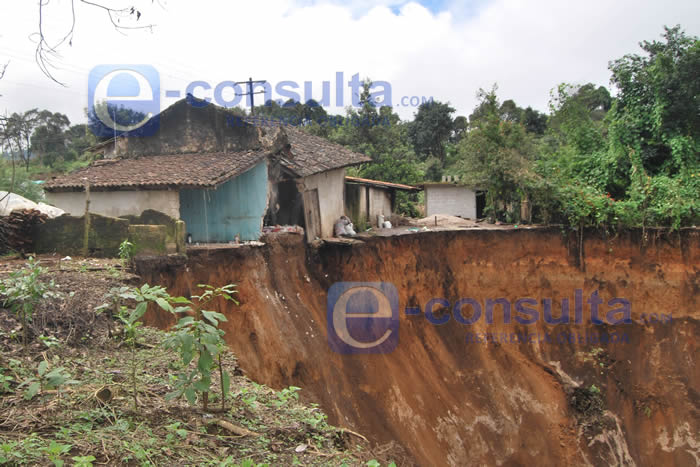 Colapsa vivienda en Zacapoaxtla y desalojan a tres familias en riesgo