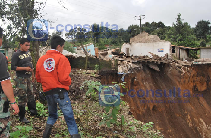 Colapsa vivienda en Zacapoaxtla y desalojan a tres familias en riesgo