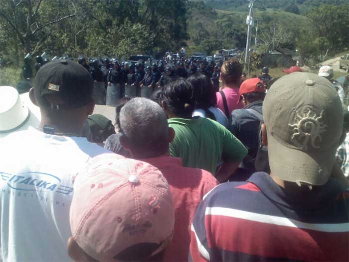 Desalojan Granaderos a manifestantes en San José Acateno