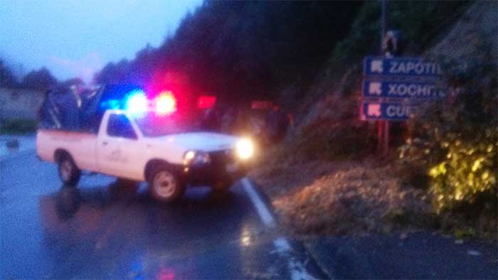 Deslaves bloquean carretera Zacapoaxtla-Cuetzalan en la Sierra Norte