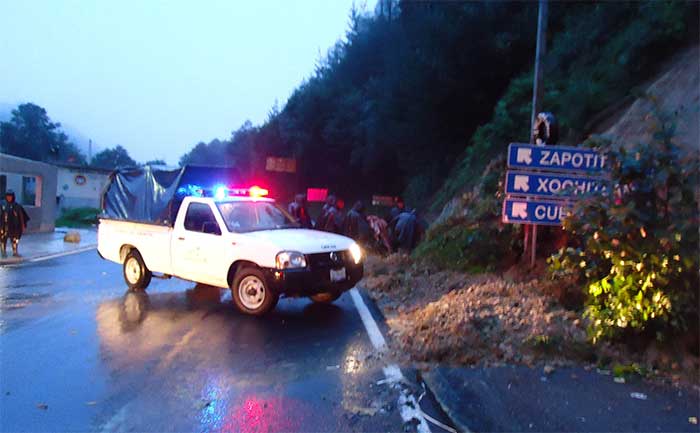 Deslaves bloquean carretera Zacapoaxtla-Cuetzalan en la Sierra Norte
