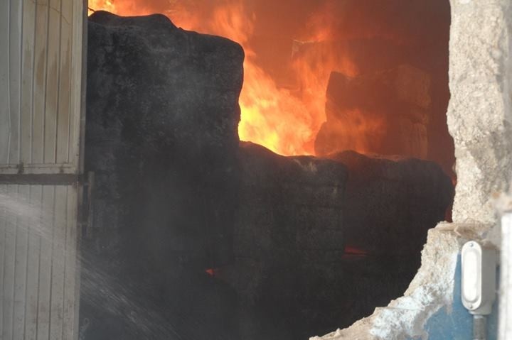 Incendio consume bodega de algodón en Tehuacán
