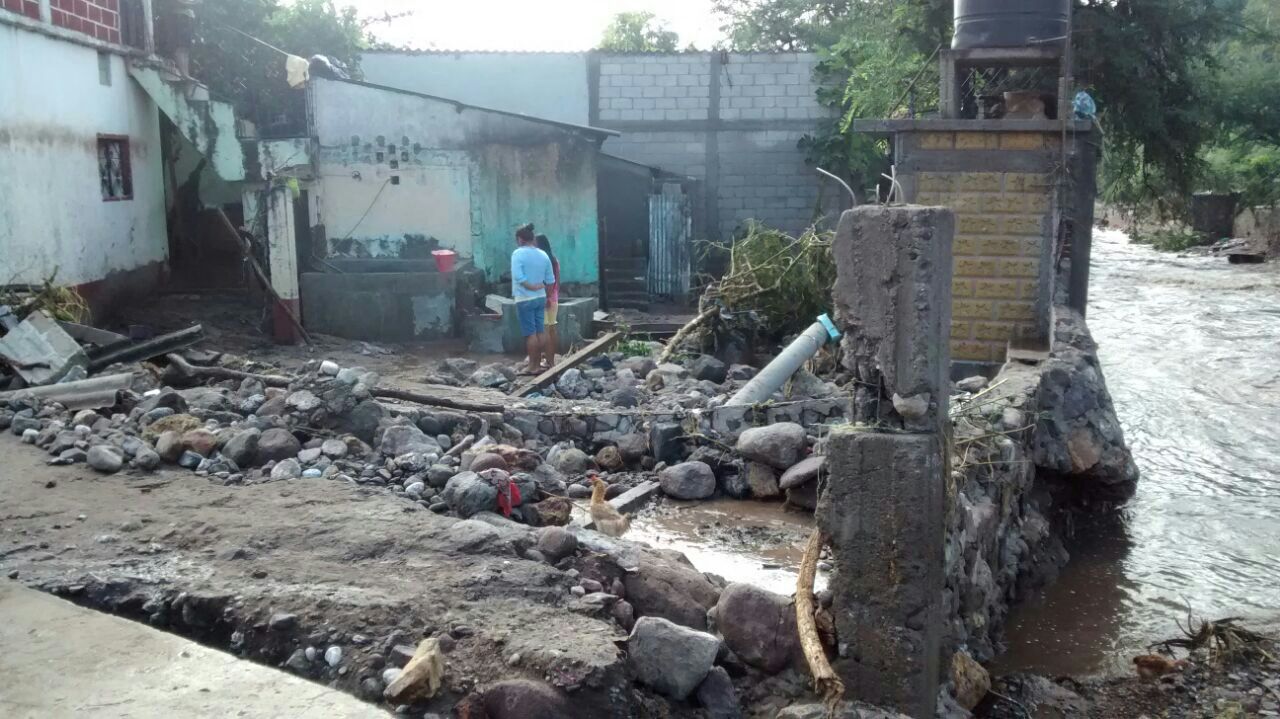 Barrancada deja 600 personas afectadas en Jolalpan