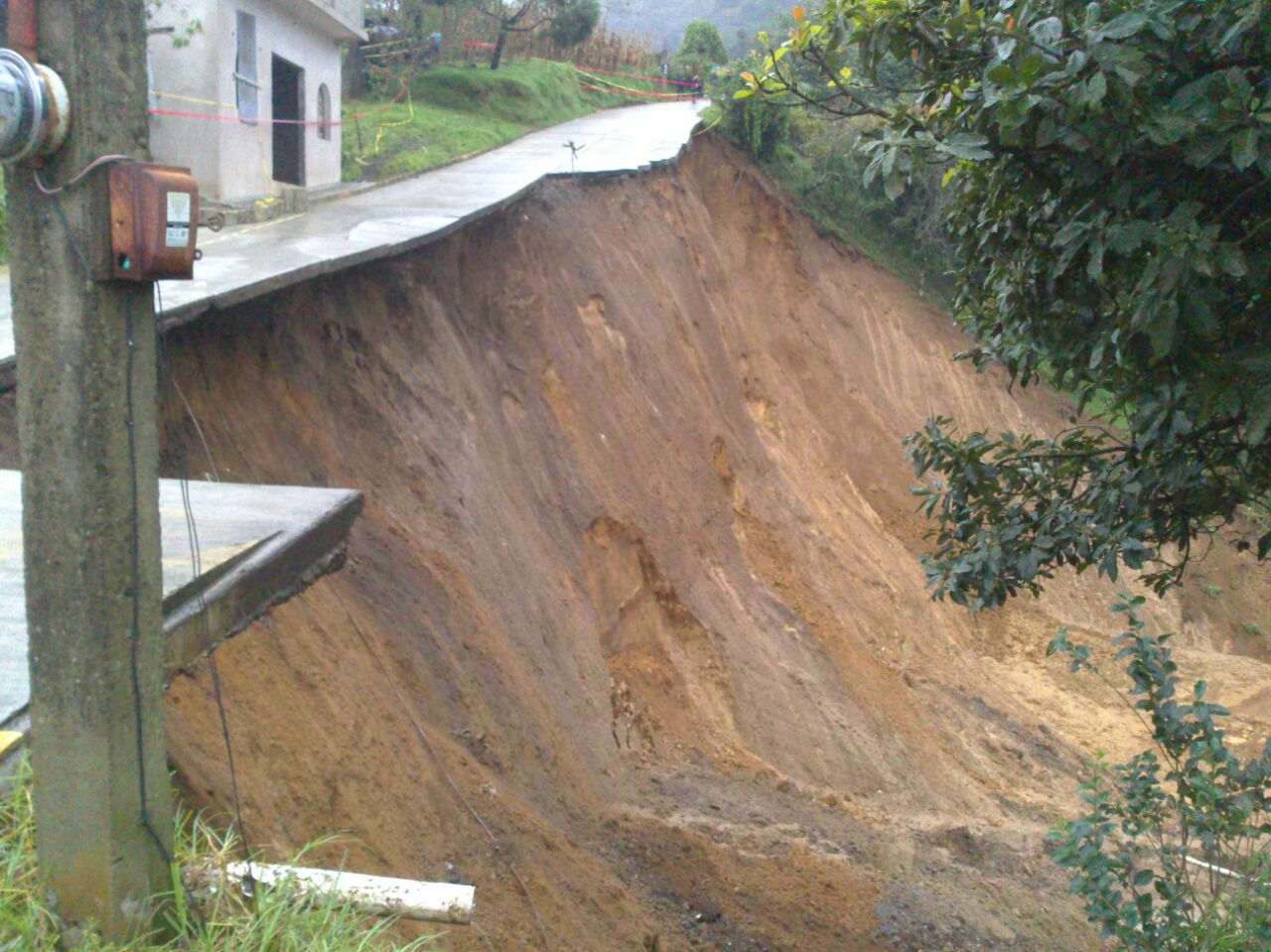 Desalojan a familias por deslizamiento de tierra en Chignautla