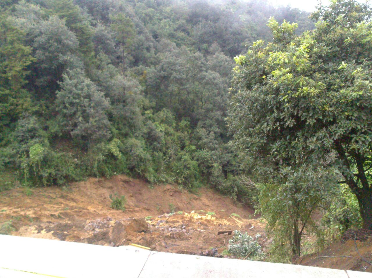 Desalojan a familias por deslizamiento de tierra en Chignautla