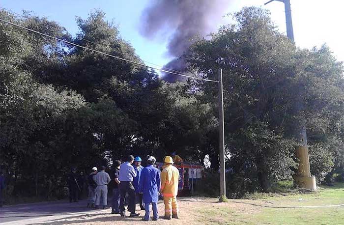 Evacuan dos empresas por incendio en ducto de Pemex