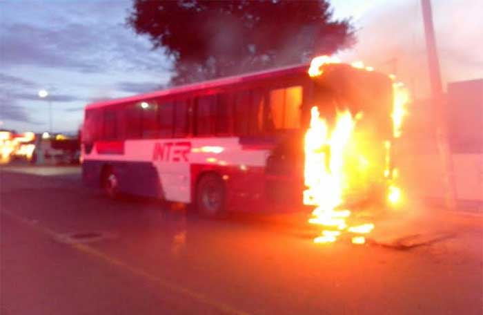 Autobús de Erco se incendia en Atlixco; no hay heridos