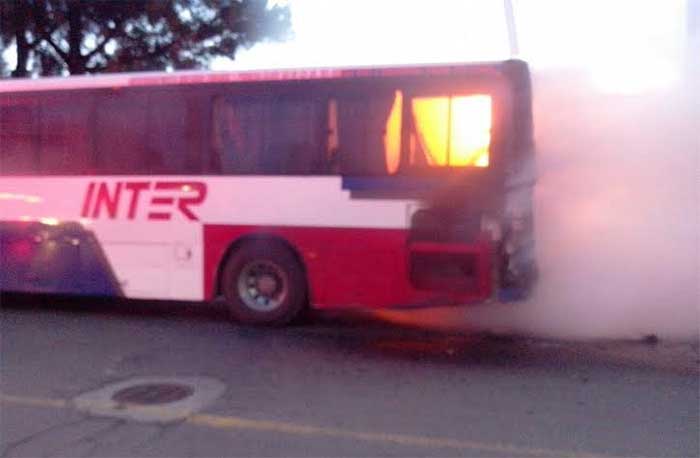 Autobús de Erco se incendia en Atlixco; no hay heridos