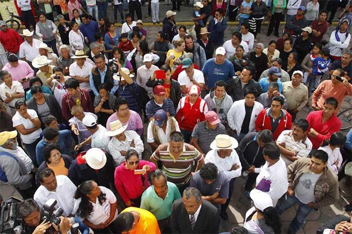 Acorralan a Leoncio Paisano los expropiados de San Andrés