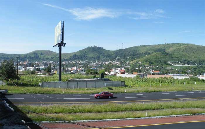 Limpian autopista Puebla-Atlixco previo a la visita de la CDNH a Chalchihuapan