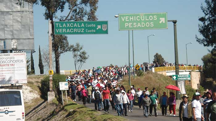 Cierran tianguistas la federal México-Puebla contra extorsión e inseguridad