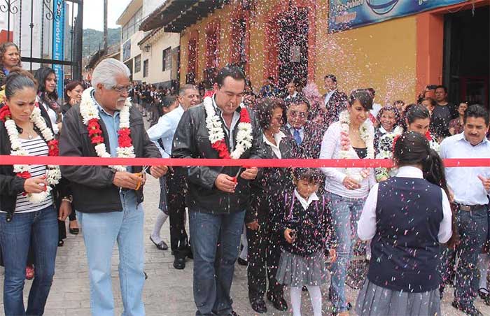 Guillermo Lobato inaugura rehabilitación de primaria