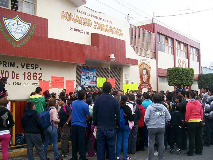 Toman padres de familia escuela Ignacio Zaragoza en Tehuacán