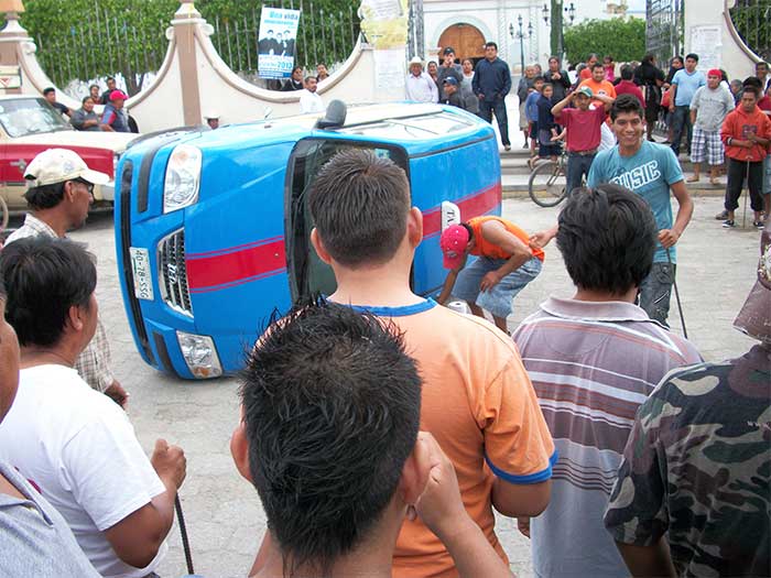 Estalla violencia en Zinacatepec por operativo de ST contra taxis piratas