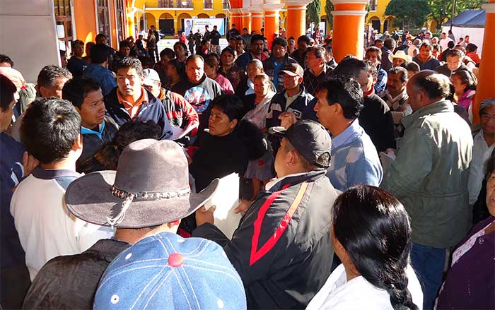 Se manifiestan tianguistas en Tlatlauquitepec y paran labores