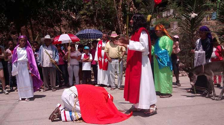 Todo listo para la escenificación del viacrucis en Acatlán de Osorio