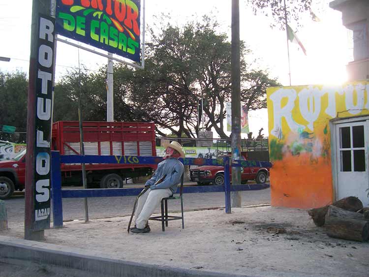 Familias preparan la quema del viejo para despedir el 2013