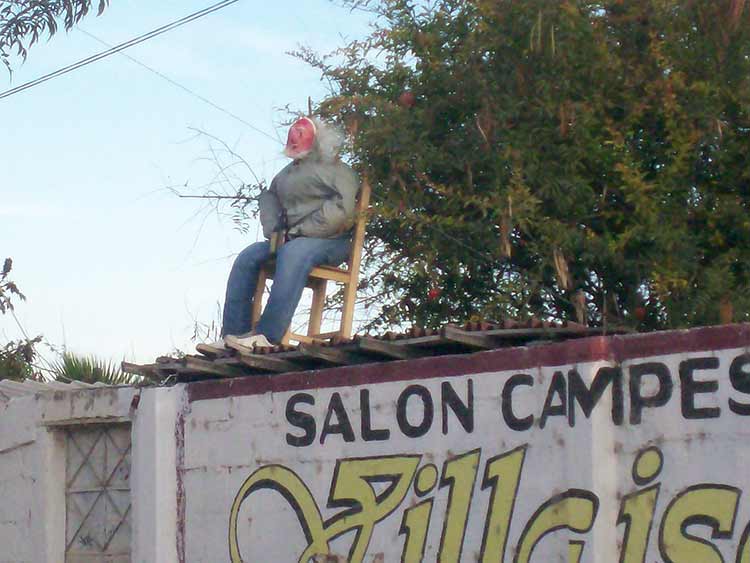 Familias preparan la quema del viejo para despedir el 2013