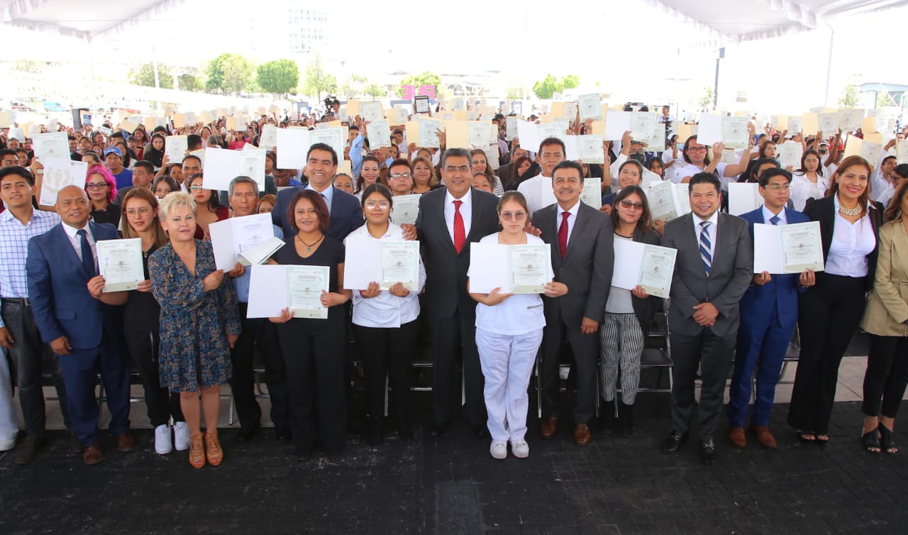 Entrega Céspedes certificados de las unidades del Icatep