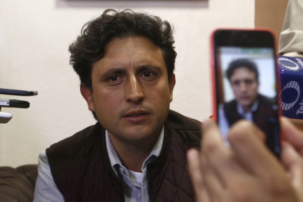 Priístas agreden a José Juan Espinosa en Ecatepec
