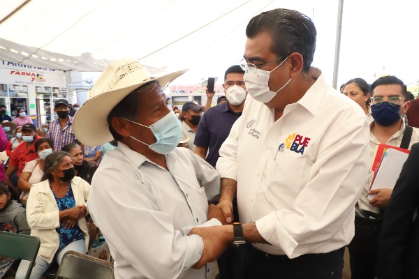 Céspedes entregó apoyos para favorecer a Acatlán y Tehuitzingo