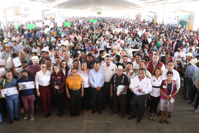 Céspedes entrega acciones de programas para el campo y títulos de propiedad en Tehuacán