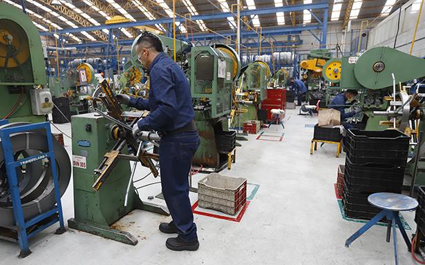 IMSS advierte sobre riesgos del calor extremo en talleres y áreas laborales cerrados