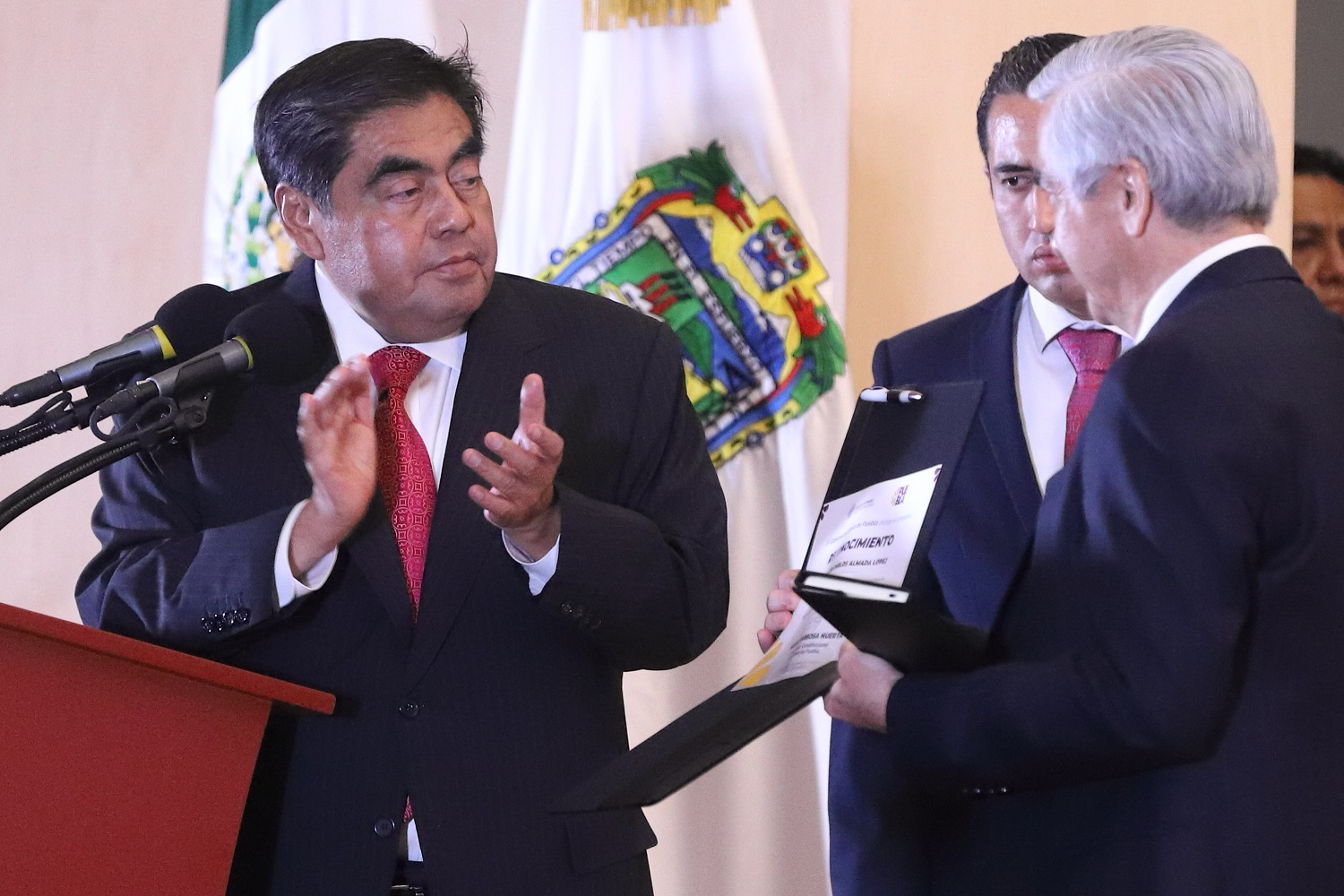 Presentan Barbosa y Carlos Almada el libro: Un samurái en la Revolución Mexicana