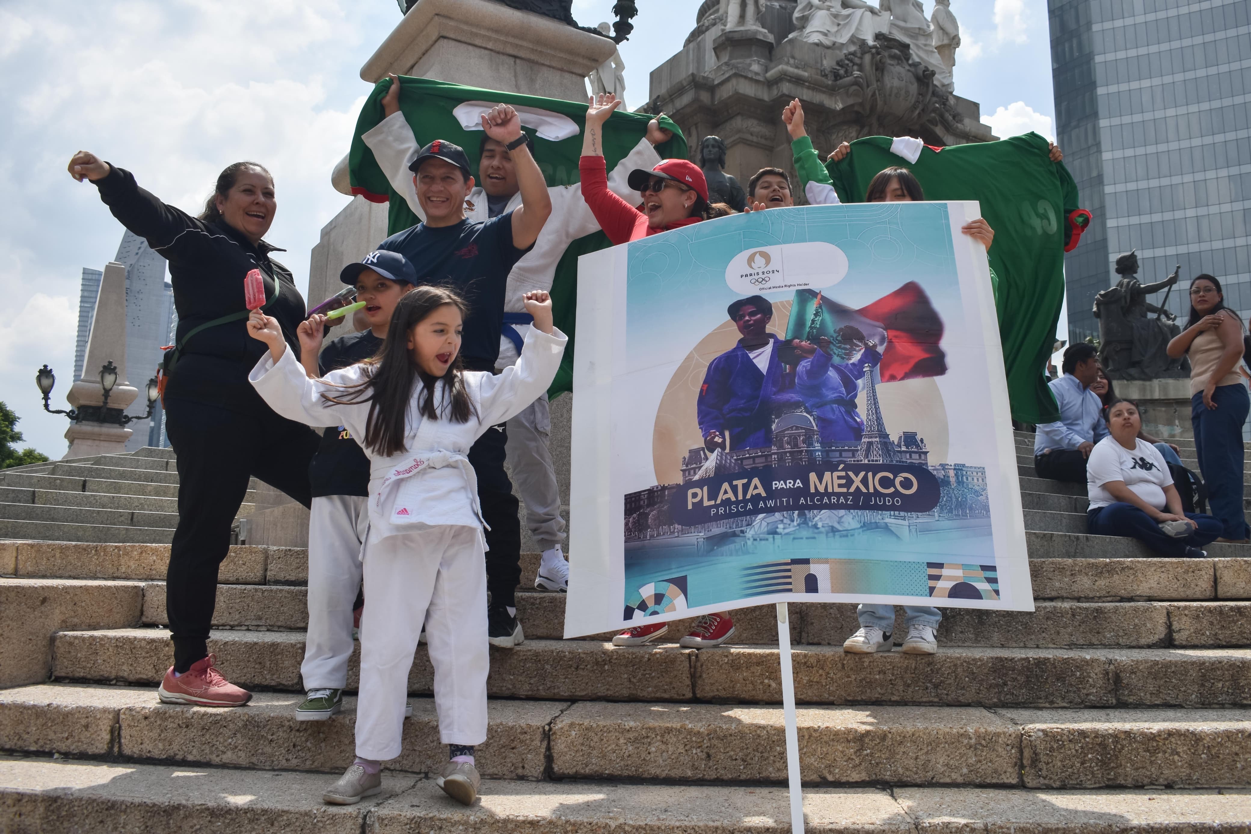 Celebran triunfo de Prisca en el Ángel de la Independencia