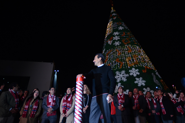 BUAP enciende su tradicional árbol navideño en el CCU