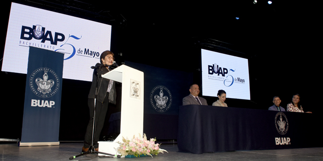 Lilia Cedillo asistió a las graduaciones de la Prepa Cabrera Barroso y 5 de Mayo