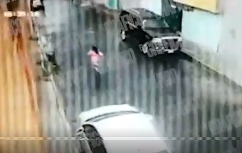 VIDEO Asesinan a un hombre frente a su hija de 7 años en plena calle