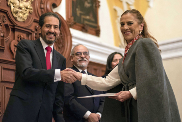 Entrega el Rector Esparza definitividades a 172 docentes