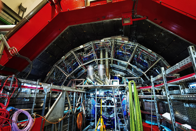 Estudiantes BUAP participan en primeras colisiones de iones del Gran Colisionador de Hadrones