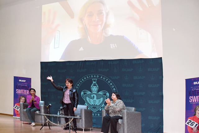 Kathrine Switzer, primera mujer que corrió un maratón, da conferencia en la BUAP